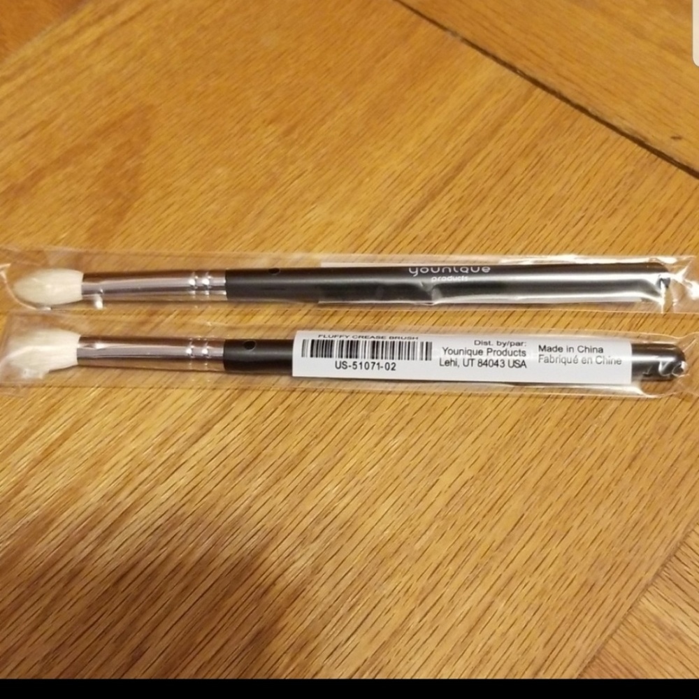 Younique fluffy crease brush